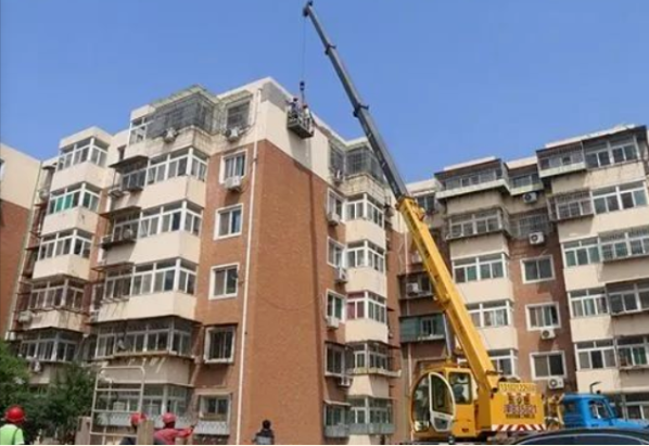 貼磚舊墻面翻新改造噴涂水包砂，該如何施工？